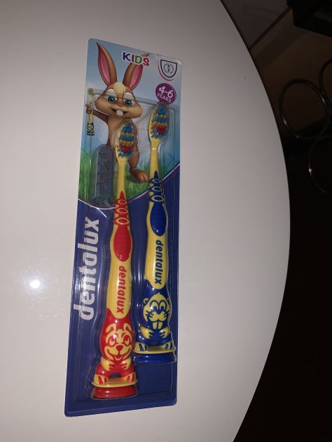UNA CONFEZIONE SIGILLATA DA 2 SPAZZOLINI PER BAMBINI DA 4 A 6 ANNI CON IMPUGNATU - Foto 3