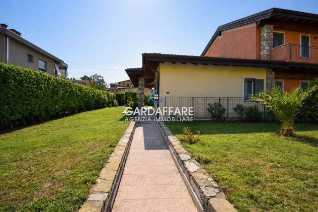VILLETTA A SCHIERA DI TESTA CON GIARDINO SU TRE LATI E BELLISSIMO PORTICO VIVIBILE - Foto 5