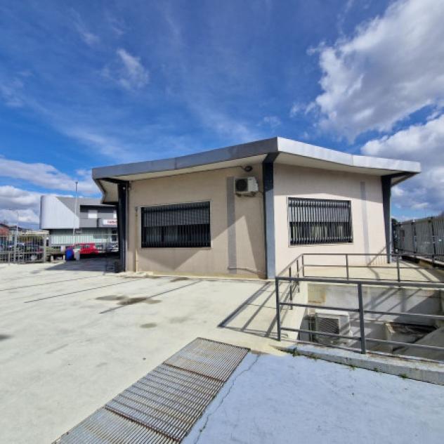 Immobile di 400 m² con più di 5 locali in vendita a Lainate