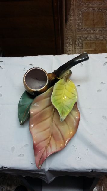 Grande pipa su foglie, ceramica Vintage