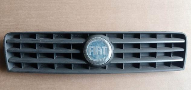GRIGLIA CON STEMMA ANT.(fino al 02/2007) NERA CON STEMMA BLU FIAT PUNTO (188-2U) 999-U41150 Carrozzeria  Lamierati esterni  Paraurti  Griglia radiat F