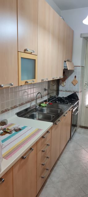 cucina con macchina a gas e tavolo con sedie