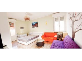 AFFITTASI STANZA CON BALCONE CON CONDIZIONATORE ZONA OSPEDALE