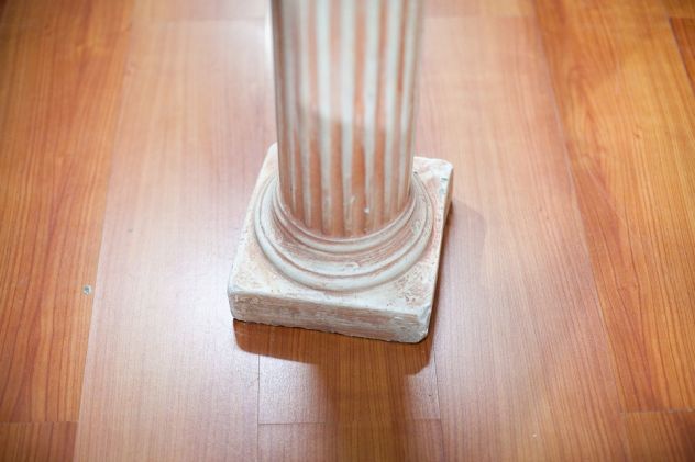 Vaso Decorativo su Colonna Scanalata – 24484 - Foto 3