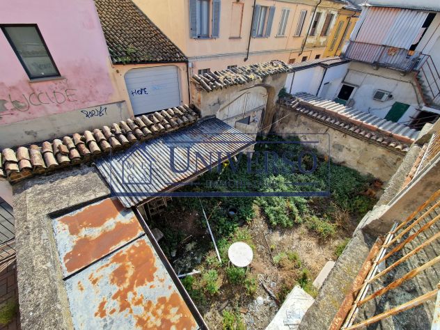 CASA INDIPENDENTE DA RISTRUTTURARE CON CORTILE IN CENTRO - Foto 10