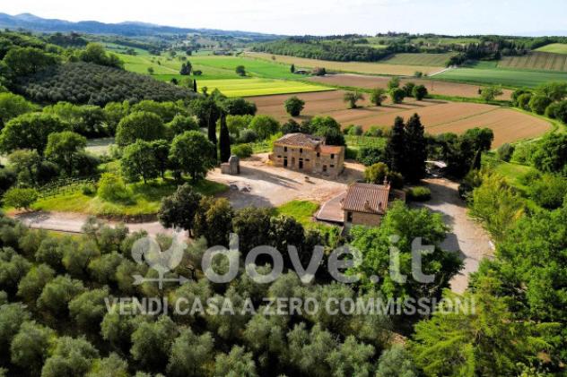 Rustico / Casale di 300 m² con più di 5 locali e box auto in vendita a Montepulciano