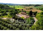 Rustico / Casale di 300 m² con più di 5 locali e box auto in vendita a Mont &hellip;