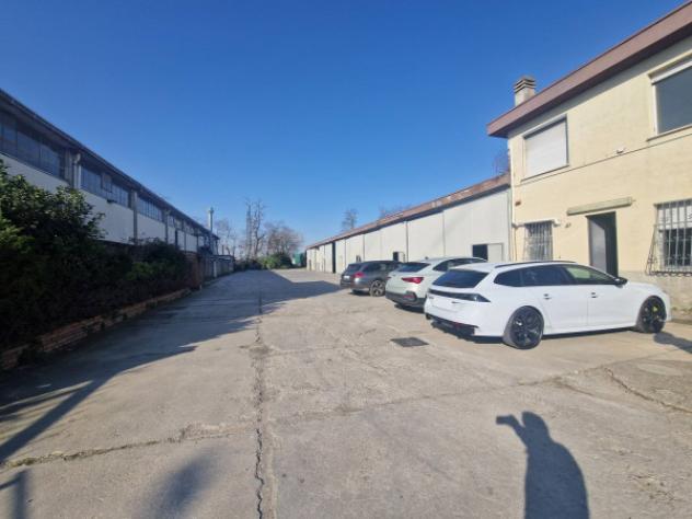 Immobile di 1100 m² con più di 5 locali in vendita a Settimo Milanese