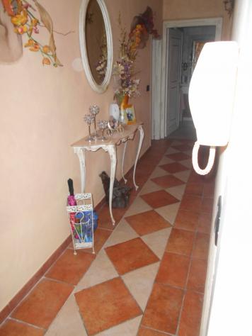 immersa nel verde, cascina ristrutturata libera su tre lati con cortile e giardino privato. Piiano terra: ampio soggiorno, sala da pranzo, cucina (che - Foto 15