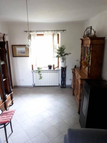 ristrutturata nel 2015 su due livelli: al piano terra ampia cucina, con caminetto, sala e scala di collegamento posta tra i due vani, piano primo dis - Foto 10