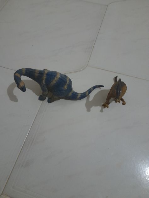Otto dinosauri e due insetti di plastica rigida, in varie dimensioni differenti. - Foto 7