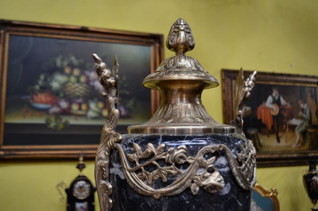 Coppia di colonne con poutiche in marmo nero venato - Foto 3