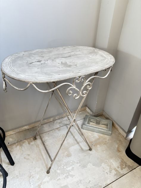 Tavolino Vintage Barocco in Ferro Ovale – Elegante e Raro
