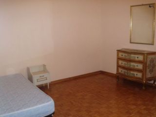 Ampia stanza laterale via Farini a Parma