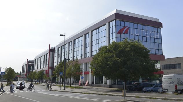 PARCHEGGIO PRIVATO PER FURGONI E CAMPER - Foto 3