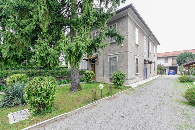 casa indipendente con due unità abitative in vendita a Meda (MB)