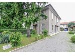 casa indipendente con due unità abitative in vendita a Meda (MB)