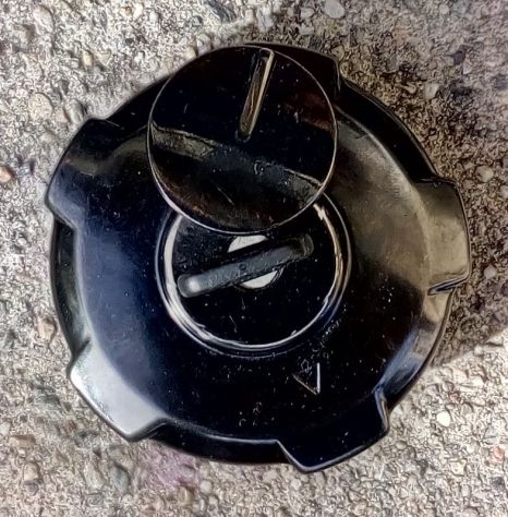 17620-MN9-013 – TAPPO SERBATOIO CON CHIAVE ORIGINALE USATO per HONDA DOMINATOR - Foto 2
