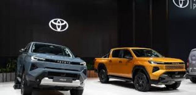 TOYOTA Hilux NG26 2.8 D-4D A/T 4WD 48V 4 porte Double Cab rif. 23719198 - Foto 8