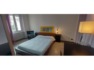 Monza AMPIA STANZA IN CASA INDIPENDENTE