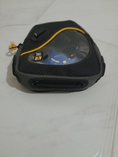 Custodia utile per lettore CD portatile perfetta nuovissima intonsa e mai usata.