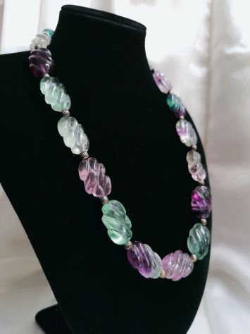SPETTACOLARE PREZIOSO COLLIER-GIOIELLO IN FLUORITE SCOLPITA, PEZZO UNICO. - Foto 3
