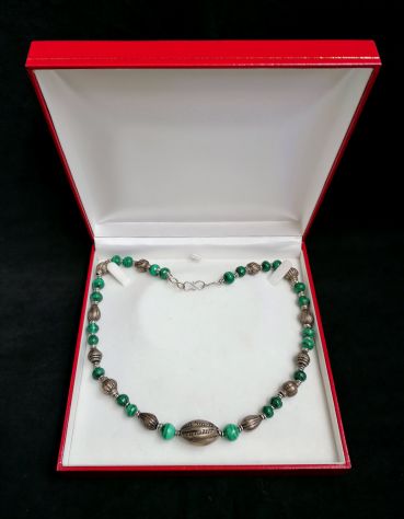 ANTICA RAFFINATA COLLANA ETNICA IN MALACHITE ED ELEMENTI DECORATIVI IN ARGENTO. - Foto 8