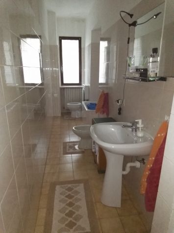 Offro posti letto in 2 camere doppie a 280 a testa in centro - Foto 6
