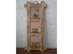 vecchio quadro con figure a rilievo