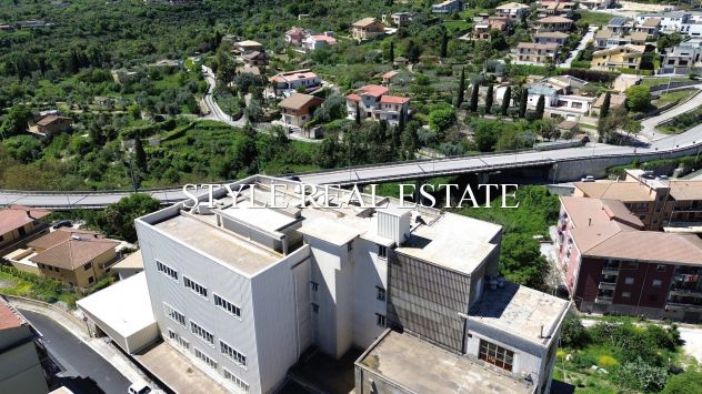 Stabile commerciale con ascensore ed area parcheggio
