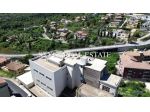 Stabile commerciale con ascensore ed area parcheggio