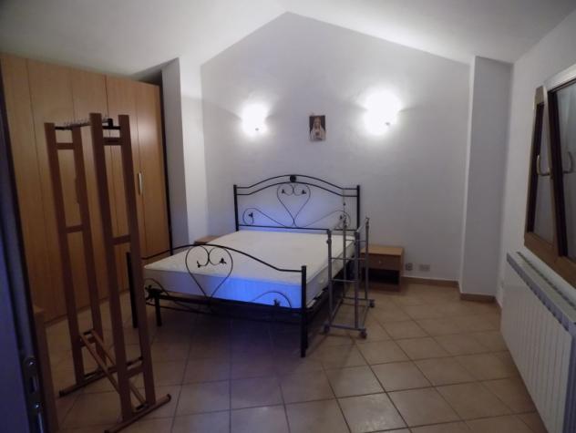 VENDESI A CESIO IN CENTRO PAESE CASA AUTONOMA SU TRE LIVELLI IN PERFETTO STATO