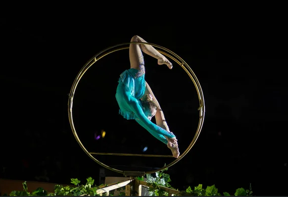 danza acrobatica sospesa Spettacolo arte circo su tessuti aerei