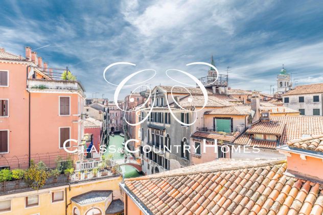 Venezia San Marco: Ultimo Piano con Affacci su Canale