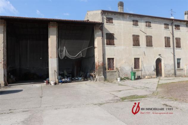 Rustico / Casale di 340 m² con più di 5 locali e box auto in vendita a Erbè
