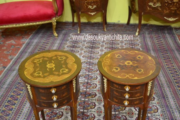 Coppia di tavolini-comodini tondi stile Luigi XV intarsiati - Foto 8