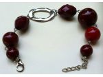 Bracciale vintage con perle in vetro color rosso bordeaux,  lisce e sfaccettate,
