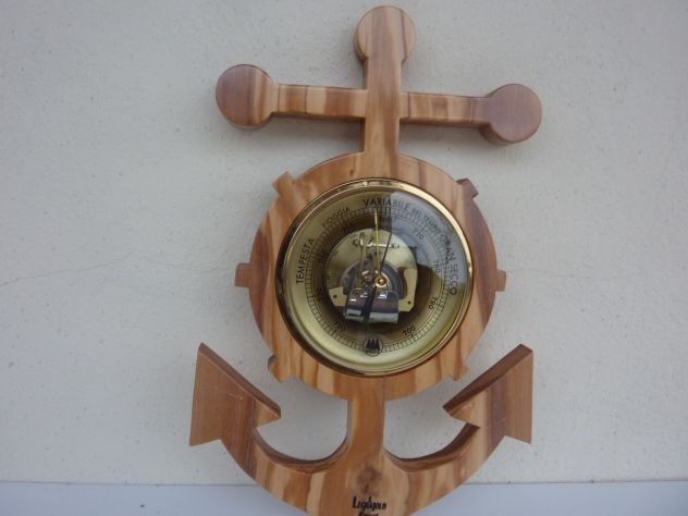Oggetti d'artigianato in legno esotico.