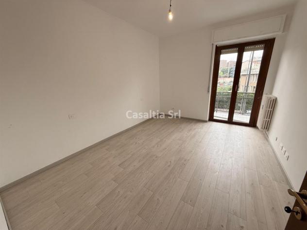 Stanza matrimoniale in trilocale ristrutturato, con aria condizionata e balcone disponibile da subito - Foto 4