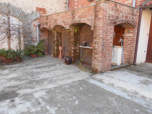 Spaziosa casa con due box auto e magazzino disposta su 2 piani oltre a sottotetto (non abitabile). Il Piano terra è composto da una taverna, uno spazi - Foto 6