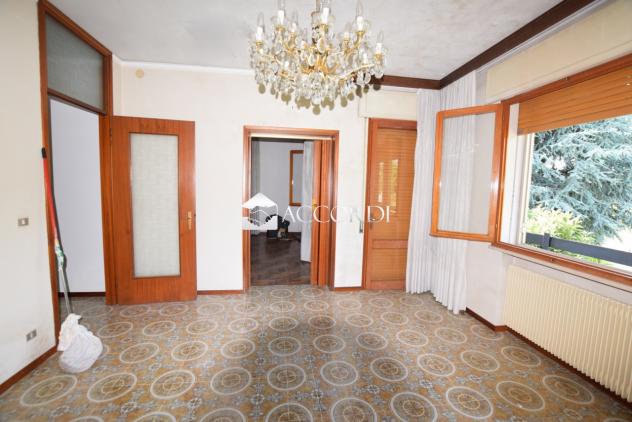 CASA INDIPENDENTE di 9 vani e di 298 mq (GIAVERA DEL MONTELLO) rif. PCS79A