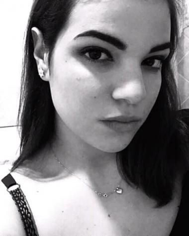 Ragazza viziosetta e bisognosa di attenzioni Tel: