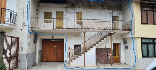 cascinale con fienile da ristrutturare