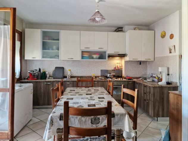 MARINA DI MASSA, a circa 1 km dal mare, appartamento completamente ristrutturato posto al piano secondo e composto di ampio soggiorno con angolo cottu - Foto 2