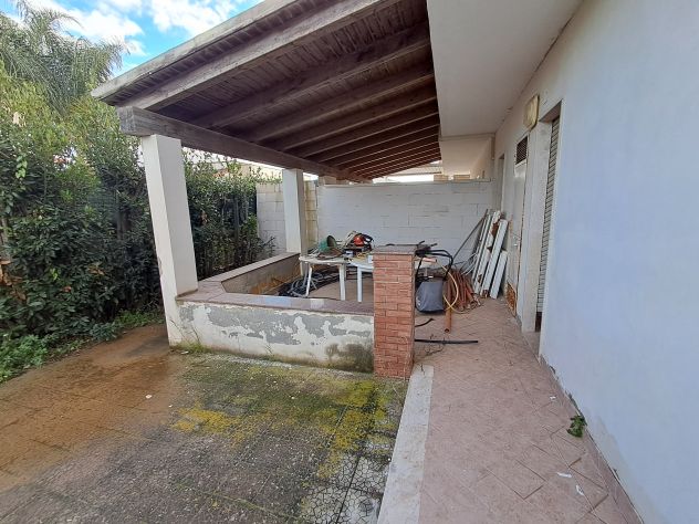 FANUSA:VILLA QUADRIVANI+DOPPI SERVIZI SU DUE LIVELLI A POCHI PASSI DAL MARE - Foto 9