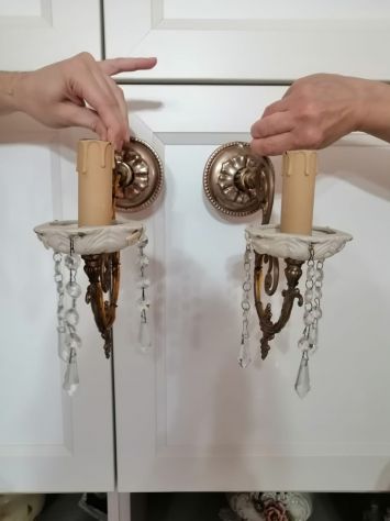 Coppia di vecchie applique funzionanti in ottone, ceramica, vetro e metallo.