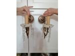 Coppia di vecchie applique funzionanti in ottone, ceramica, vetro e metallo.