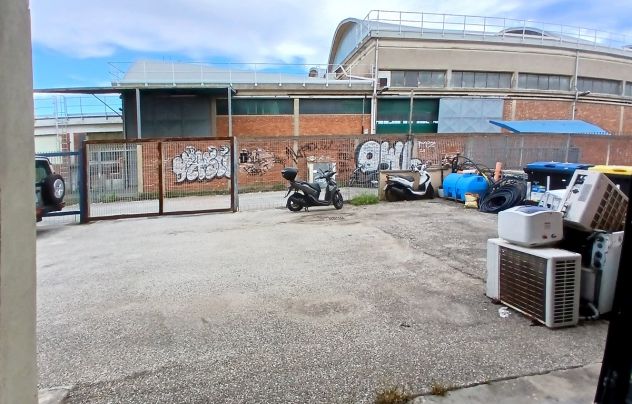 VIA FIRENZE ADIACENZE: Capannone artigianale + Fondo commerciale comunicanti - Foto 2