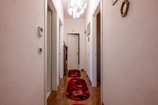 CINQUE VANI RISTRUTTURATO CON TERRAZZI,AMPIA CANTINA E 2 POSTI AUTO - Foto 4