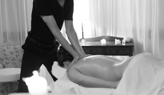 Massaggiatore a domicilio per sole donne Tel:3275783570